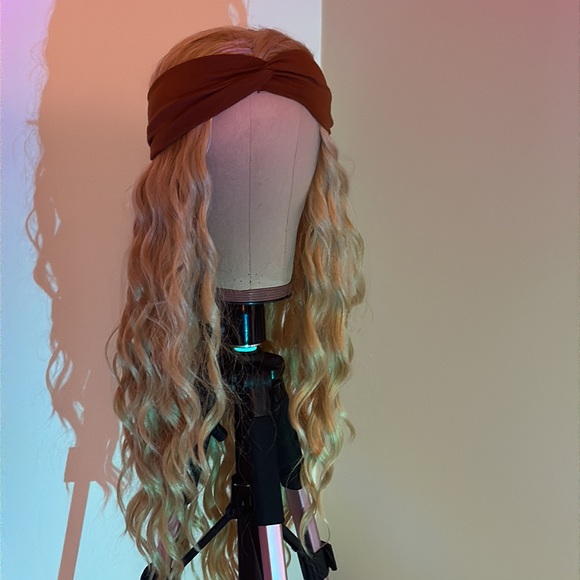 Color 615 synthetic wig curly - Picture 3 of 9